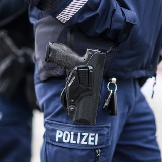 Polizist mit Dienstwaffe: Die Polizei hat einen Mann aus Eichstetten erschossen, der seine Lebensgefährtin und das gemeinsame Kind geschlagen und mit einer Schrotflinte bedroht hat.