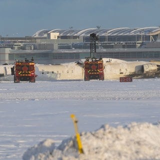 Ein Flugzeug der Delta Air Lines ist nach einem Absturz auf dem Toronto Pearson International Airport auf dem Dach liegend zu sehen.