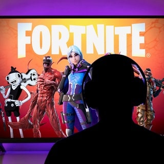 Fortnite-Fail: Cheater verliert Preisgeld und muss Video posten. Er wollte beim Fortnite-Tunier ordentlich abräumen. Jetzt ist er gesperrt und muss sich öffentlich entschuldigen.