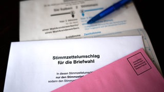 Die Stimmzettel mit Umschlag zur Briefwahl der Bundestagswahl 2025.