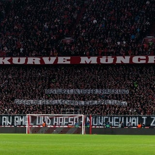 UEFA Champions League: FC Bayern München - Celtic FC; 18.02.2025 Gedenkminute für die Opfer des Anschlags in München Banner in der Südkurve Bestürzt, in tiefer Trauer und gegen die gesellschaftliche Spaltung In Gedenken an Amel und Hafsa - München hält zam!