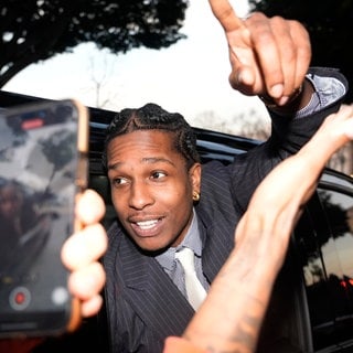 A$AP Rocky gestikuliert aus dem Fenster eines Fahrzeugs, während er das Gericht verlässt, nachdem er in seinem Prozess für nicht schuldig befunden wurde.