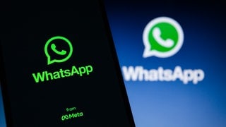 Das Icon der App Whatsapp ist auf einem Smartphone zu sehen. Bei Whatsapp waren am 25.10.2022 weitreichende technische Störungen aufgetreten.