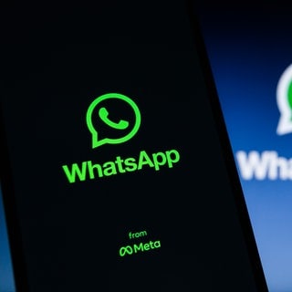 Das Icon der App Whatsapp ist auf einem Smartphone zu sehen. Bei Whatsapp waren am 25.10.2022 weitreichende technische Störungen aufgetreten.