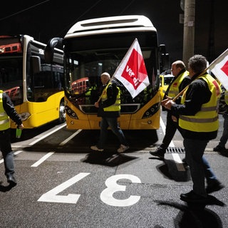 Teilnehmende eines Warnstreiks im öffentlichen Nahverkehr stehen in einem Busdepot der Stuttgarter Straßenbahnen AG (SSB).