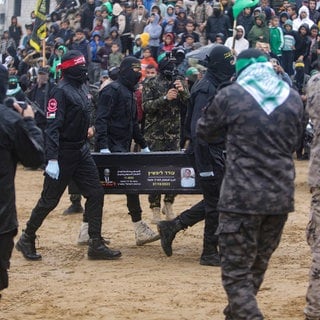 Mitglieder der Terrororganisation Hamas tragen den Sarg mit dem Leichnam von Oded Lifshitz, einer der vier israelischen Geiseln, der 83 Jahre alt war, als er entführt wurde, zum Roten Kreuz in Chan Junis im südlichen Gazastreifen. Es wurden die sterblichen Überreste von vier Menschen an das Rote Kreuz übergeben.