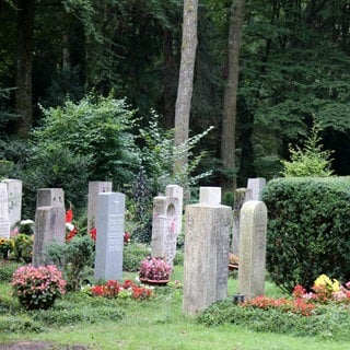 München Friedhof Solln: Auf diesem und weiteren Friedhöfen in München wurden rund 1.000 Aufkleber mit QR-Codes entdeckt.