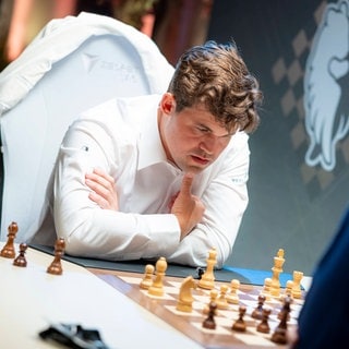 Magnus Carlsen versteigert seine "verbotene Jeans".