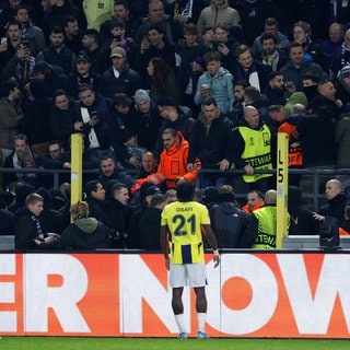  Bright Osayi-Samuel von Fenerbahçe blickt auf die Tribüne, als das Spiel während des Spiels aus Sicherheitsgründen unterbrochen wird.