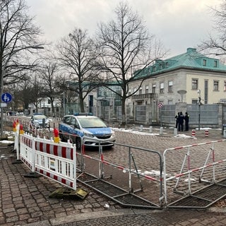 Die Straße vor der Israelischen Botschaft ist abgesperrt und wird von der Polizei bewacht.