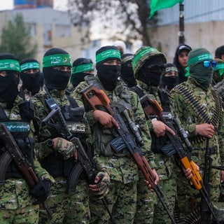 Vermummte und bewaffnete Mitglieder der Terrororganisation Hamas: Die Hamas hat im Gazastreifen weitere Geiseln freigelassen.