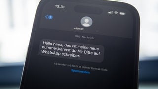 Telekom mit neuer Firewall: Betrugsversuch am Smartphone Immer wieder versuchen Betrüger an Daten von arglosen Smartphone-Nutzern zu kommen. Sie schreiben dazu WhatsApp oder SMS Nachrichten in denen zum Beispiel Links stecken, die dazu verleiten sollen, die eigenen Daten einzugeben. 