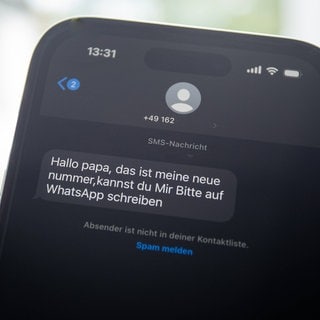 Telekom mit neuer Firewall: Betrugsversuch am Smartphone Immer wieder versuchen Betrüger an Daten von arglosen Smartphone-Nutzern zu kommen. Sie schreiben dazu WhatsApp oder SMS Nachrichten in denen zum Beispiel Links stecken, die dazu verleiten sollen, die eigenen Daten einzugeben. 