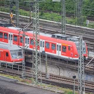 Stuttgart: Ein Nahverkehrszug der DB Regio (vorne) sowie eine S-Bahn (hinten) fahren Richtung Hauptbahnhof. 