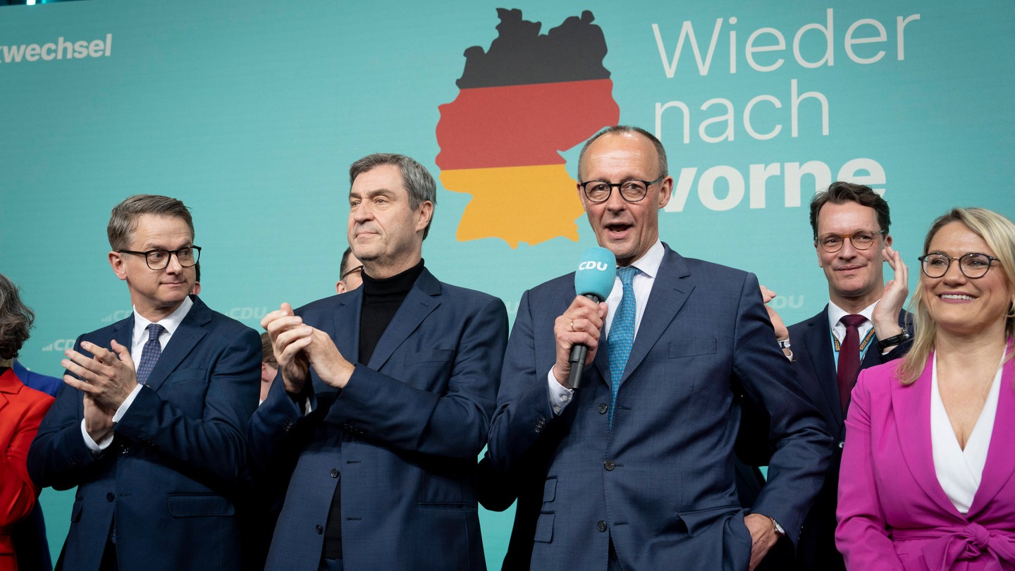 CDU und CSU feiern den höchstwahrscheinlichen Wahlsieg bei der Bundestagswahl 2025 im Konrad-Adenauer-Haus.