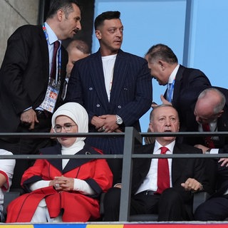 Fußball, UEFA Euro 2024, EM, Niederlande - Türkei, Finalrunde, Viertelfinale, Olympiastadion Berlin, Mesut Özil (hinten M), ehemaliger deutscher Nationalspieler, steht auf der Tribüne hinter Recep Tayyip Erdogan (vorne 2.v.r), Präsident der Türkei, und dessen Frau Emine Erdogan (vorne 2.v.l).