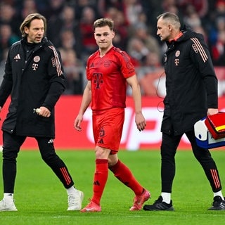 Fußball: Bundesliga, Bayern München - Eintracht Frankfurt, 23. Spieltag in der Allianz Arena. Joshua Kimmich von München geht verletzt vom Platz.