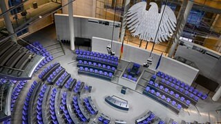 Der Plenarsaal des Deutschen Bundestages ist am Morgen nach der Bundestagswahl leer. Jetzt geht es darum, welche Parteien zusammen eine Koalition bilden wollen und können.