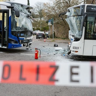 Zwei Linienbusse sind auf einer Kreuzung in Saarbrücken frontal zusammengestoßen. Es gab mehrere Verletzte.