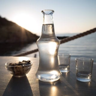 Eine Flasche Raki und zwei Shots auf einem Tisch - Das Auswärtige Amt warnt vor gepanschtem Alkohol in der Türki.