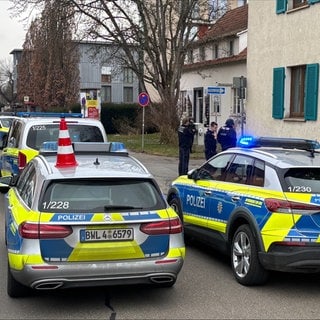 Einsatzkräfte der Polizei stehen bei einer möglichen Bedrohungslage in einer Straße in Konstanz (Stadtteil Paradies).