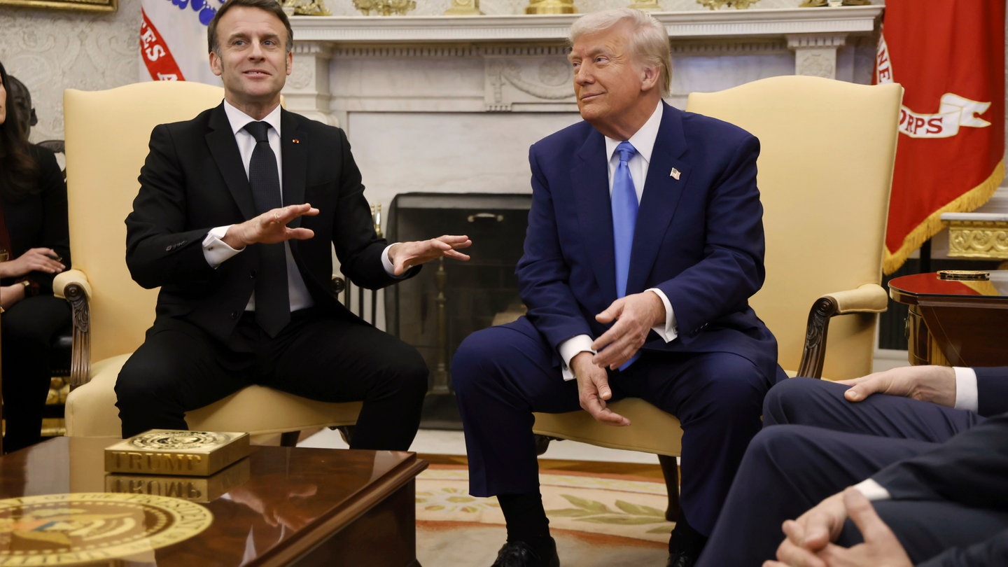 US-Präsident Donald Trump (r) trifft sich mit Frankreichs Präsident Emmanuel Macron im Oval Office des Weißen Hauses.