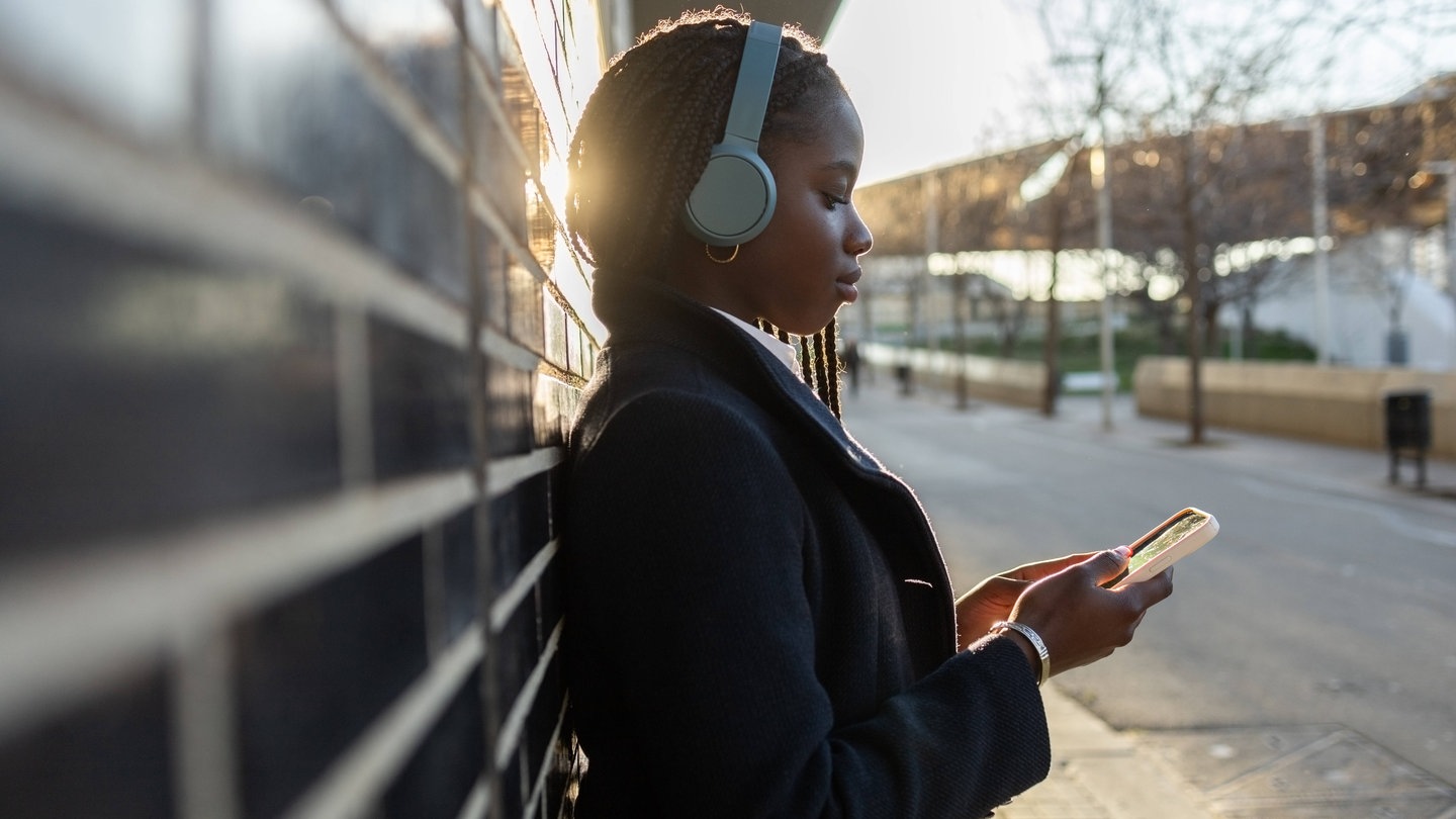 Eine Frau mit Kopfhörern - Mediziner warnen davor, dass Noise-Cancelling-Kopfhörer zu Hörproblemem führen könnten.