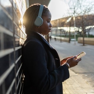 Eine Frau mit Kopfhörern - Mediziner warnen davor, dass Noise-Cancelling-Kopfhörer zu Hörproblemem führen könnten.