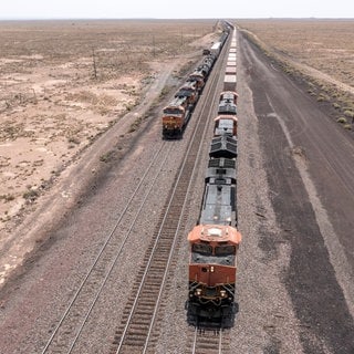 Ein Güterzug in der Mojave-Wüste der USA