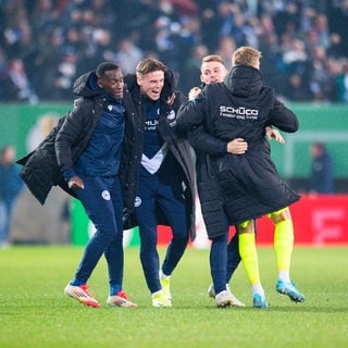 DFB-Pokal Viertelfinale: Spieler der Arminia Bielefeld jubeln über das Tor zum 2:0 gegen Werder Bremen.