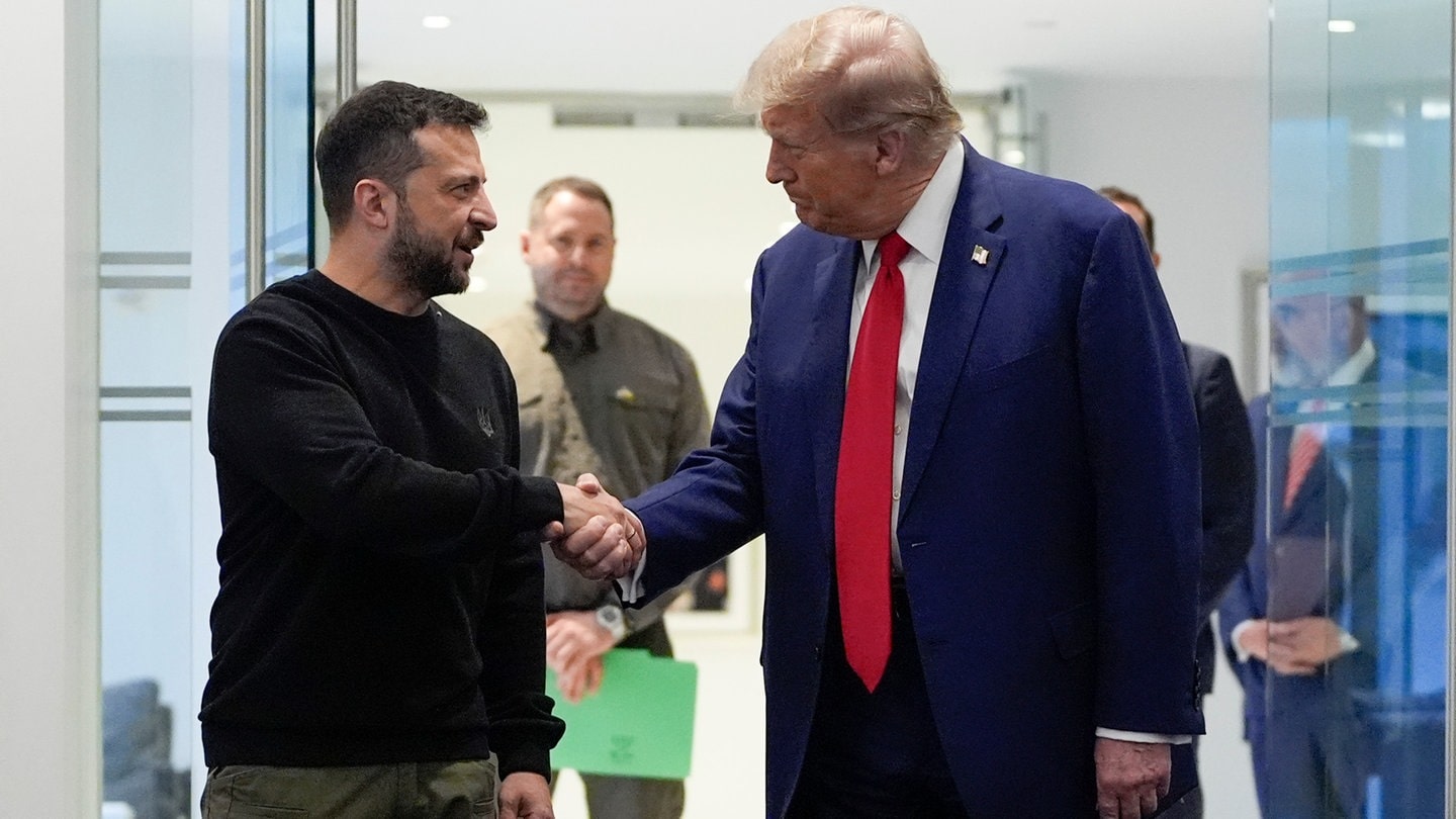 Symbolbild: Der ukrainische Präsident Selenskyi und US-Präsident Trump reichen sich die Hand. Für weiteren Schutz und Unterstützung im Krieg fordern die USA Zugang zu Rohstoffen in der Ukraine.