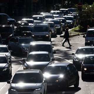 Autos stehen in der Innenstadt im Stau. - Die deutsche Umwelthilfe klagt gegen drei Städte in Baden-Württemberg. Es geht um zu viel Straßenlärm.