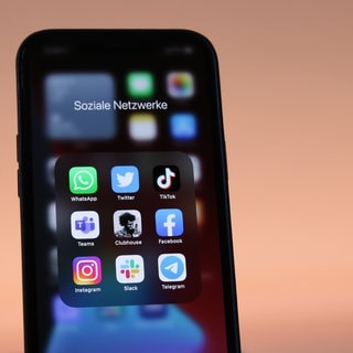 Viele User haben auf Social Media über einen Fehler beim iPhone berichtet. Es hat teilweise bei der Diktierfunktion aus "racist" das Wort "Trump" gemacht. 