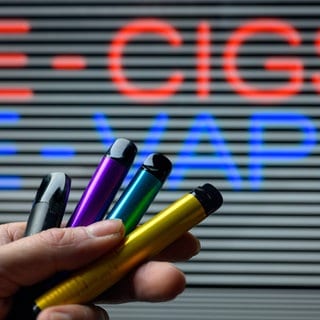 Erste Studie zu Langzeitfolgen enthüllt heftige Nebenwirkungen von Vapes. Forscher haben herausgefunden, dass Vapes viel schlechter für deine Gesundheit sind als erwartet.