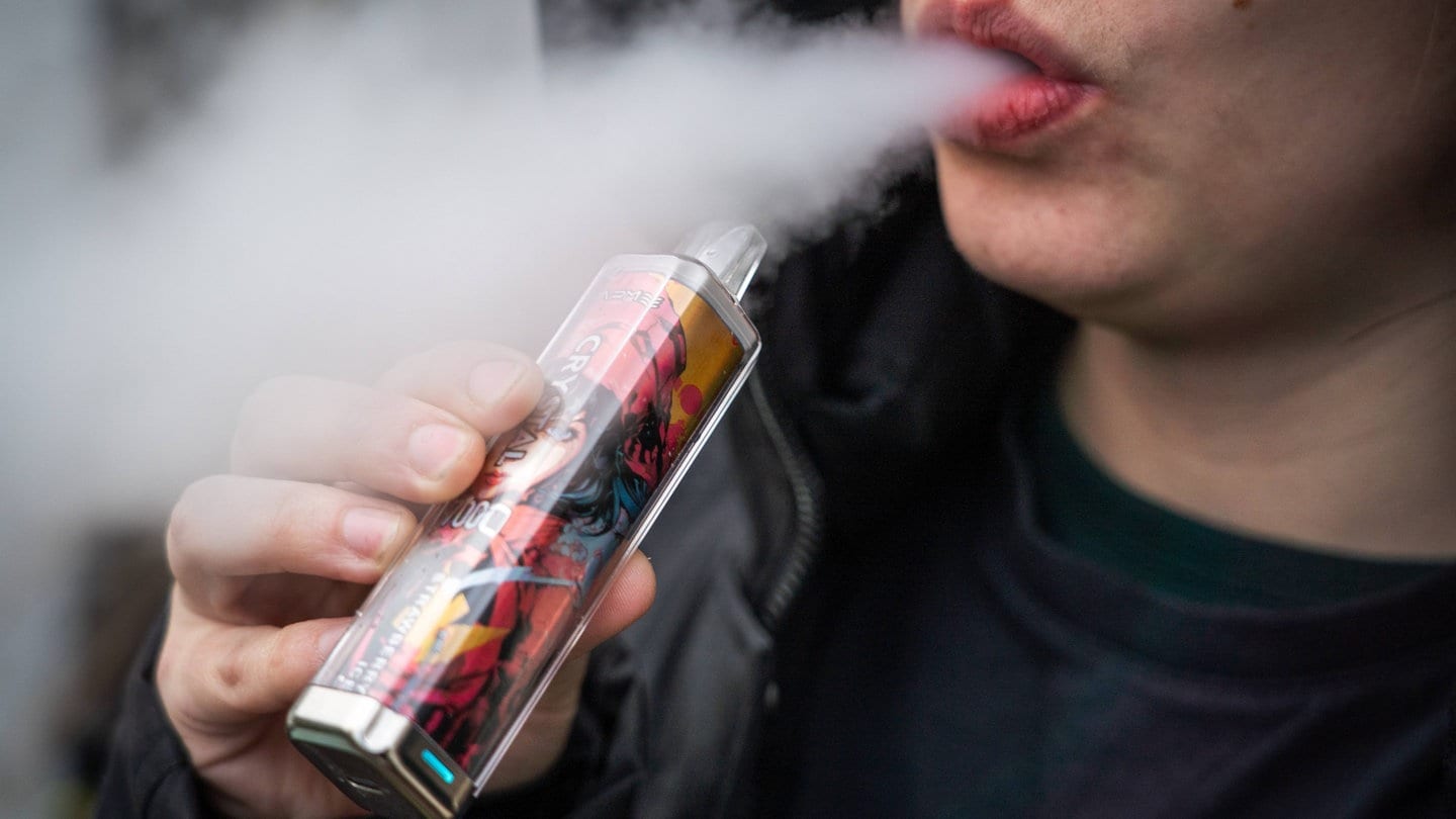 Erste Studie zu Langzeitfolgen enthüllt heftige Nebenwirkungen von Vapes. Forscher haben herausgefunden, dass Vapes viel schlechter für deine Gesundheit sind als erwartet.