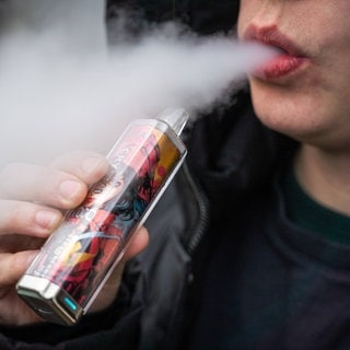 Erste Studie zu Langzeitfolgen enthüllt heftige Nebenwirkungen von Vapes. Forscher haben herausgefunden, dass Vapes viel schlechter für deine Gesundheit sind als erwartet.