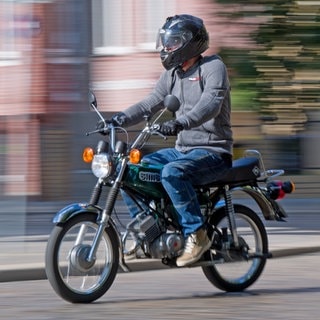 Ein Mann fährt auf einer Simson S51 durch Halle (Saale). Ab dem 1. März müssen Halter von Mofas, Mopeds und E-Scootern die Kennzeichen an ihren Fahrzeugen wechseln.