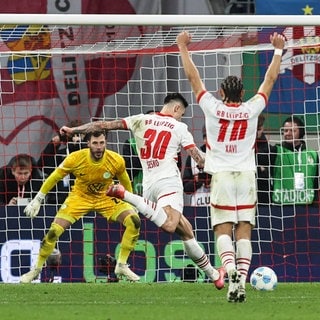 Leipzigs Benjamin Sesko verwandelt einen Elfmeter gegen Wolfsburg und steht damit im Halbfinale des DFB-Pokals