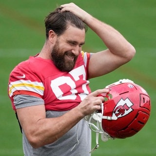 Kansas City Chiefs Tight End Travis Kelce während einer Trainingseinheit. Offenbar will der Freund von Taylor Swift nach der Super-Bowl-Pleite seine Karriere fortsetzen.