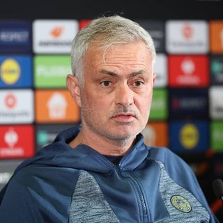 Fenerbahçe Istanbul Trainer Mourinho wird wegen seiner Ausraster gegen Galatasaray Istanbul abkassiert. 