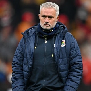 Fenerbahçe Istanbul Trainer Mourinho wird wegen seiner Ausraster gegen Galatasaray Istanbul abkassiert. 