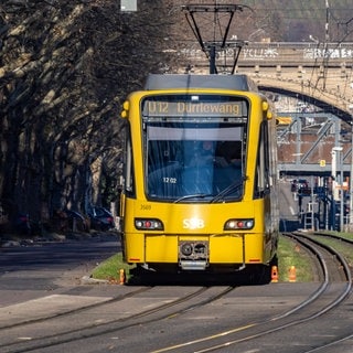 Eine Frau in Stuttgart attackiert drei Fahrkartenkontrolleure mit ihrem Kinderwagen.