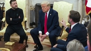 US-Vizepräsident JD Vance (r) spricht mit dem ukrainischen Präsidenten Wolodymyr Selenskyj (l) im Beisein von US-Präsident Donald Trump (M) im Oval Office des Weißen Hauses.