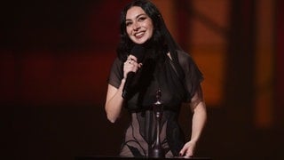 Charli XCX nimmt während der Brit Awards 2025 in London den Preis für den Künstler des Jahres entgegen.