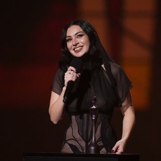 Charli XCX nimmt während der Brit Awards 2025 in London den Preis für den Künstler des Jahres entgegen.