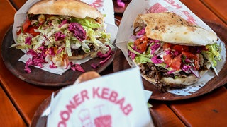 Döner auf Tellern: Kostet ein Döner wegen Rindfleisch-Mangel bald 10 Euro? 