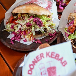 Döner auf Tellern: Kostet ein Döner wegen Rindfleisch-Mangel bald 10 Euro? 