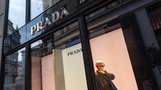 Das Logo von Prada auf einem Geschäft. Die Luxusmarke ist wohl an einem Kauf von Versace interessiert.