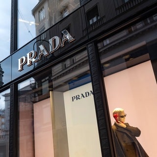 Das Logo von Prada auf einem Geschäft. Die Luxusmarke ist wohl an einem Kauf von Versace interessiert.