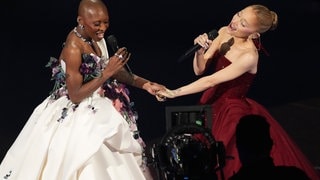 Cynthia Erivo (l) und Ariana Grande singen "Defying Gravity" während der Oscar-Verleihung im Dolby Theatre .